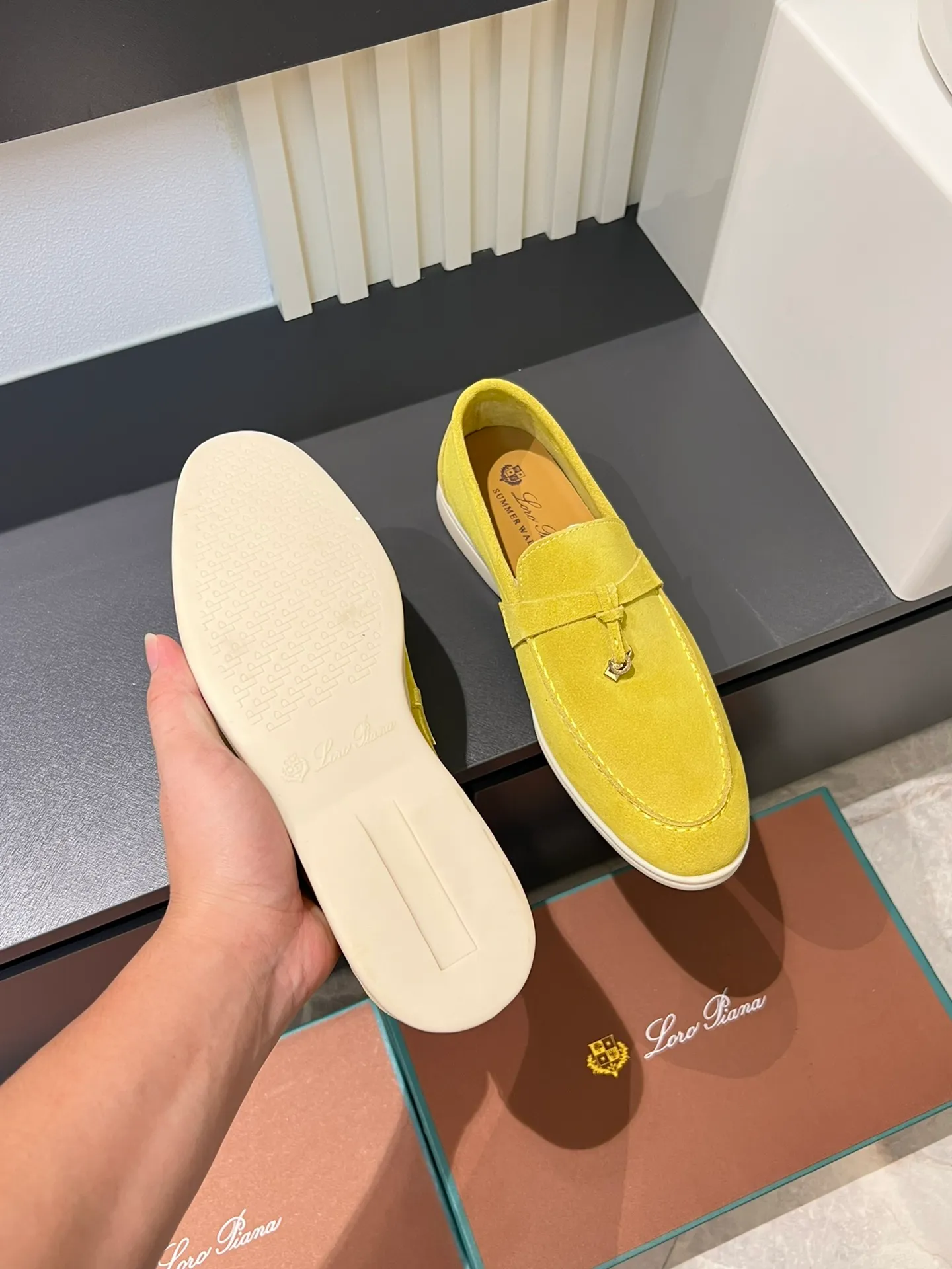 Men's shoes 💰p360 "Loro men's shoes 💰pian'*" Classic L men's shoes for couples 💰p Top version British flat loafers, a must-have item in old money style, the minimalist design is eye-catching and durable, a plus point for dressing The soft foot feel and texture are outstanding. They don’t scratch your feet and are very nice. They are matched with soft and waxy soles. They can be worn daily for a long time without getting tired. They are easy to wear, versatile and classic items, with perfect foot feel and texture! Imported cashmere fabric, the lining is made of imported A-grade water-dyed cow lining, the top version of the genuine leather midsole is sewn with pure handmade mark thread! Size: Female 35-40 (34. Customized) Male 38-44 (45.46. Customized)